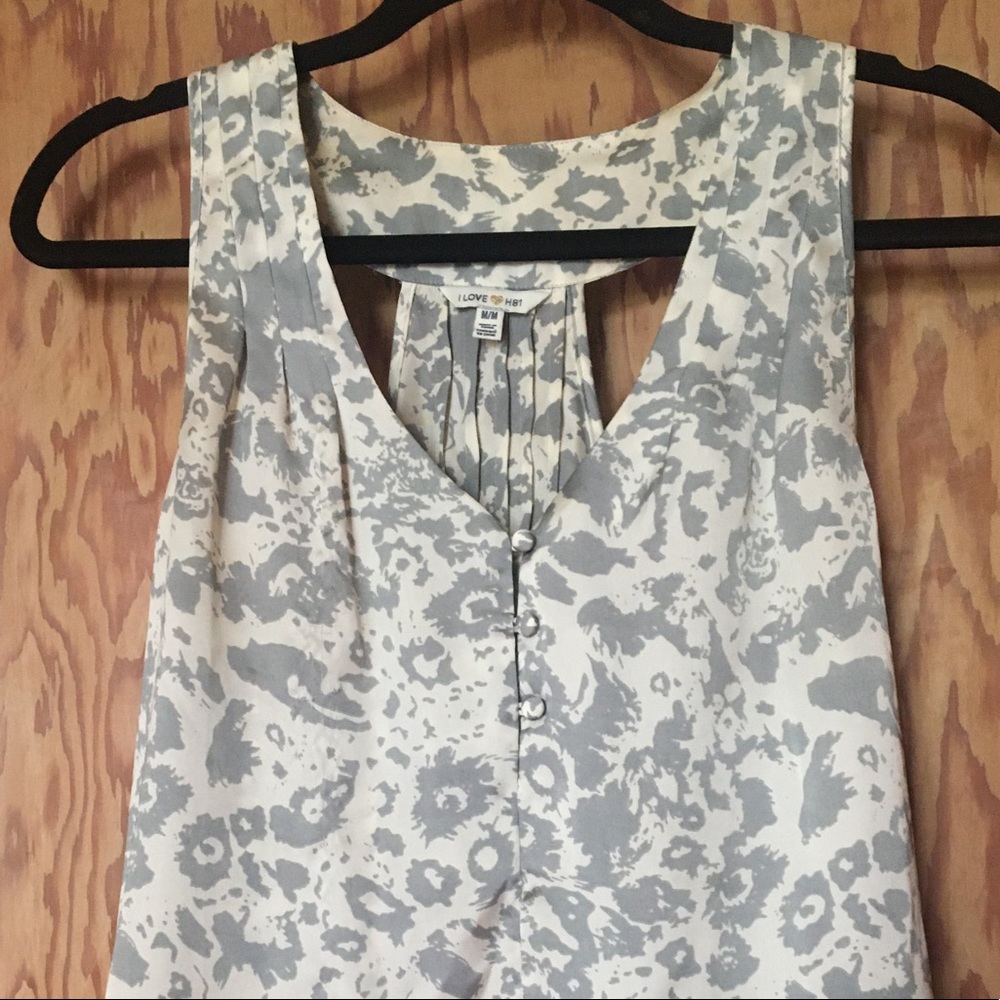 Sleeveless Razorback blouse - Picture 2 of 8